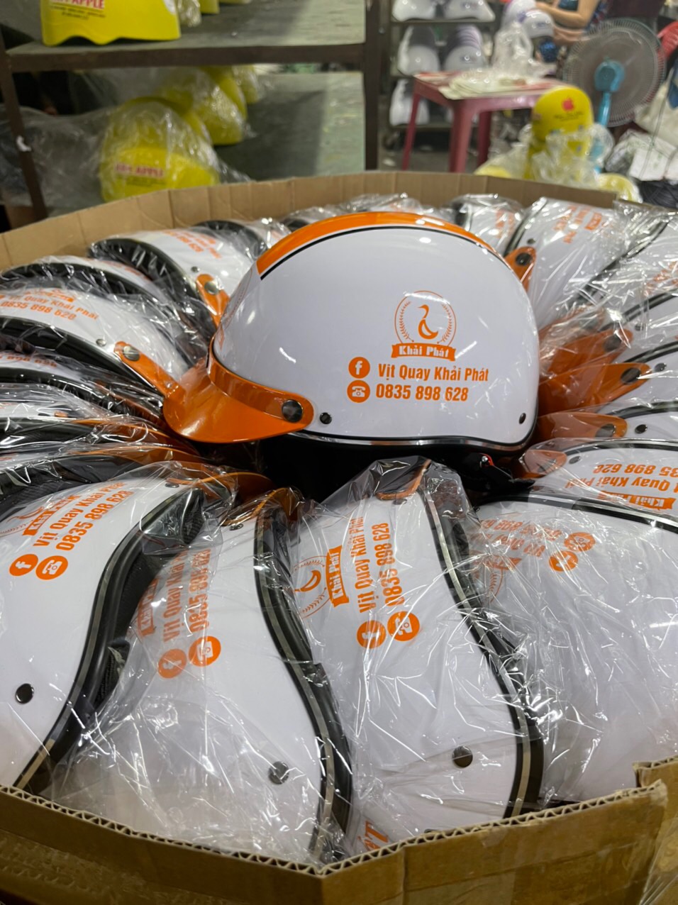 TẠI SAO NHIỀU CỬA HÀNG CHỌN MẪU NÓN CÓ KÍNH